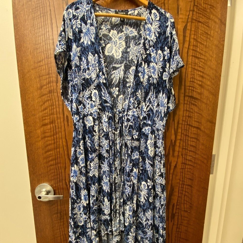 Torrid blue crepe floral hi low self tie kimono